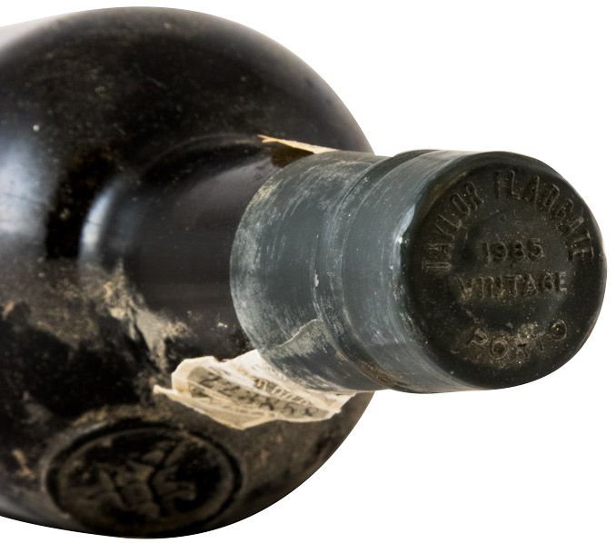 1985 Taylor's Vintage Porto (rótulo danificado)
